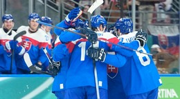 Hokejisti Slovenska oslavujú gól.