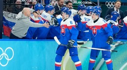 Oliver Okuliar a Dalibor Dvorský oslavujú s tímom gól. 