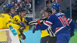 Na snímke hokejista Švédska Joel Eriksson Ek (14) a hráč USA Matthew Tkachuk (19).