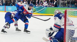 Pavol Regenda strieľa gól v zápase Slovensko - USA v semifinále ZOH 2026.