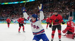 Americký hokejista Matt Boldy (uprostred) sa raduje z úvodného gólu počas finálového duelu Kanada - USA.