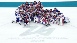 Americkí hokejisti pózujú po finále olympijského turnaja v hokeji medzi Kanadou a USA (1:2 po predĺžení).