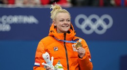 Holandská šortrekárka Xandra Velzeboerová sa raduje zo zisku zlata po pretekoch na 1000 m.