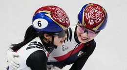 Šortrekárky Kórejskej republiky oslavujú zisk zlata.