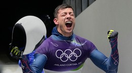 Matt Weston oslavuje zisk zlatej medaily na ZOH 2026 v Miláne a Cortine. 