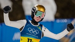 Nika Prevc sa raduje zo zlata na ZOH 2026.