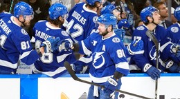 Slovenský hokejový obranca Erik Černák (vľavo) z Tampa Bay Lightning sa teší z gólu, ktorý strelil jeho spoluhráč Nikita Kučerov
