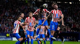 Slovenský futbalista v drese Atlética Madrid Dávid Hancko (vľavo) počas zápasu v Lige majstrov.