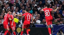 Hráč Rafa Silva (druhý vľavo) z Benfica Lisabon sa teší z gólu so spoluhráčmi.