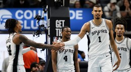 Rozohrávač tímu San Antonio Spurs Devin Vassell (vľavo) oslavuje s krídelníkom Victor Wembanyama (1).