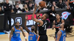 Victor Wembanyama v zápase s Oklahomou