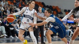Natália Martišková (Slovensko) a Ioanna Kiprianouová (Cyprus) v kvalifikačnom zápase na ME 2027 v C - skupine.