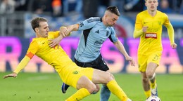 Róbret Mak (Slovan) a Dominik Sváček (Žilina) vo futbalovom zápase 2. kola nadstavby Niké ligy o titul.