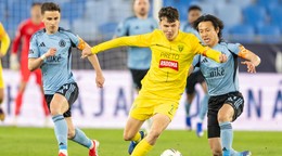 Na snímke vľavo Artur Gajdoš, vpravo Daiki Matsuoka (obaja Slovan) a uprostred Marek Okál (Žilina) vo futbalovom zápase 2. kola nadstavby Niké ligy o titul medzi ŠK Slovan Bratislava - MŠK Žilina.