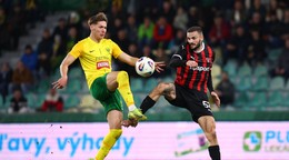 Zľava Marko Roginič (Žilina) a Erik Sabo (Trnava) bojujú o loptu v zápase 1. kola nadstavbovej časti futbalovej Niké ligy.