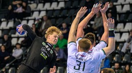 Vľavo Samuel Valent (Nové Zámky) strieľa cez hráčov Prešova počas zápasu 4. kola nadstavbovej časti Niké handball extraligy Tatran Prešov - MHC ŠTART Nové Zámky.