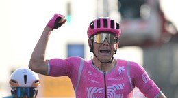 Luke Lamperti vyhráva prvú etapu na Paríž-Nice.