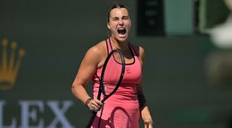 Aryna Sabalenková reaguje počas zápasu, v ktorom zdolala Naomi Osakovú.