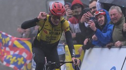 Jonas Vingegaard sa teší v cieli 4. etapy pretekov Paríž - Nice 2026.