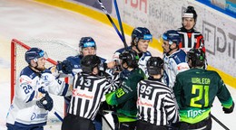 Na snímke hráči Žiliny a Popradu vo vzájomnom súboji pred bránou.