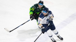 Na snímke zľava Daniel Vladimír Tkáč (Žilina) a Martin Bodák (Poprad) bojujú o puk.