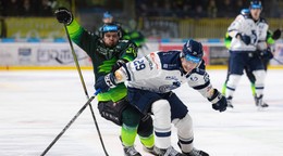 Jozef Baláž (Žilina) a Samuel Fereta (Poprad) bojujú o puk.