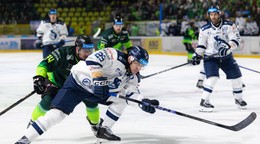 Na snímke v popredí zľava Jozef Baláž (Žilina) a Samuel Fereta (Poprad) bojujú o puk.