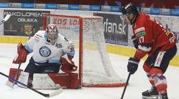 Na snímke zľava brankár Nitry Šika Gadzhiev a Andrej Kudrna (Zvolen).