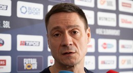 Na snímke tréner slovenskej ženskej basketbalovej reprezentácie Martin Pospíšil rozpráva počas zrazu.