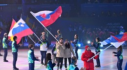 Na snímke slovenský paraalpský lyžiar Marek Kubačka a navádzačka Mária Zaťovičová sa účastnia na záverečnom ceremoniáli na XIV. zimných paralympijských hrách.