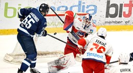 Na snímke vľavo Tomáš Marcinko (Slovan) strieľa gól brankárovi Liptovského Mikuláša Danielovi Lebedeffovi (uprostred).