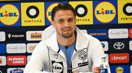 Martin Valjent počas tlačovej konferencie na zraze slovenskej futbalovej reprezentácie