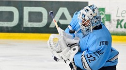 Jaroslav Janus (Slovan) chytá puk.