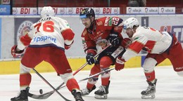 Na snímke zľava Lukáš Lunter (Zvolen) a Peter Šandor (Liptovský Mikuláš) počas zápasu HKM Zvolen - HK 32 Liptovský Mikuláš.