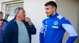 Zľava Antonín Panenka, zlatý medailista z futbalových ME v Belehrade z roku 1976, a slovenský futbalový reprezentant Dávid Strelec