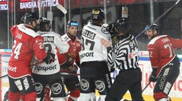 Na snímke potýčka na ľade v 6. zápase štvrťfinále play off hokejovej Tipsport ligy HC MONACObet Banská Bystrica - HC Košice.