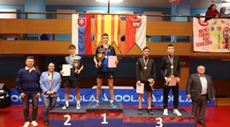 Stupeň víťazov medzi mužmi. Mychajlo Lovha sa teší z titulu.