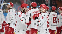 Miloš Roman (vľavo) a Patrik Hrehorčák oslavujú postup.