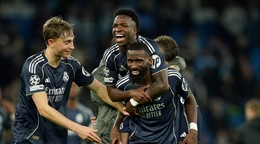 Hráči Realu Vinicius Junior (hore vpravo) a Antonio Ruediger sa radujú z gólu.