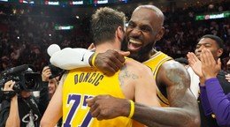 Luka Dončič (77) a LeBron James oslavujú víťazstvo.