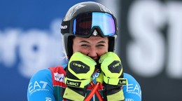 Talianka Laura Pirovanová oslavuje víťazstvo a malý glóbus.