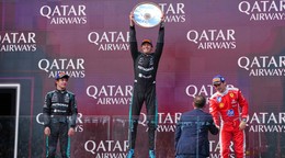 George Russell, Andrea Kimi Antonelli a Charles Leclerc po Veľkej cene Austrálie 2026. 