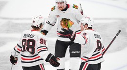 Chicago Blackhawks oslavujú gól. 