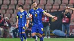 Na snímke hráč Bosny a Hercegoviny Ermedin Demirovič sa raduje z gólu.