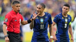 Raphinha (v strede) v drese Brazílie.