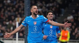 Dávid Hancko oslavuje gól do siete Tottenhamu.