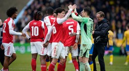 Radosť hráčov Arsenalu po triumfe nad Mansfieldom.