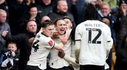 Na snímke futbalista Port Vale Ben Waine (uprostred) sa teší z gólu v osemfinále anglického FA Cupu.