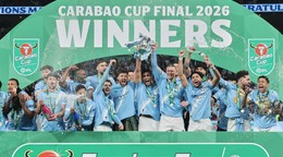 Futbalisti Manchestru City oslavujú zisk Ligového pohára