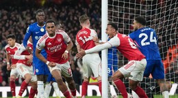 Jurrien Timber oslavuje víťazný gól Arsenalu.